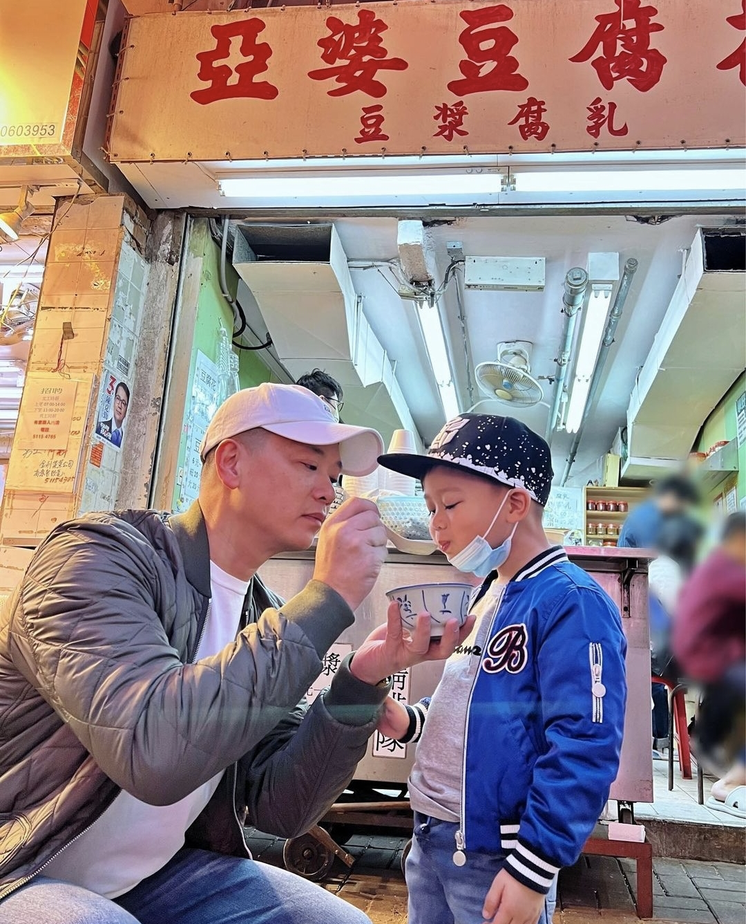 胡杏儿老公带长子吃路边摊，Brendan初尝豆腐花，眼神喜感戏超多