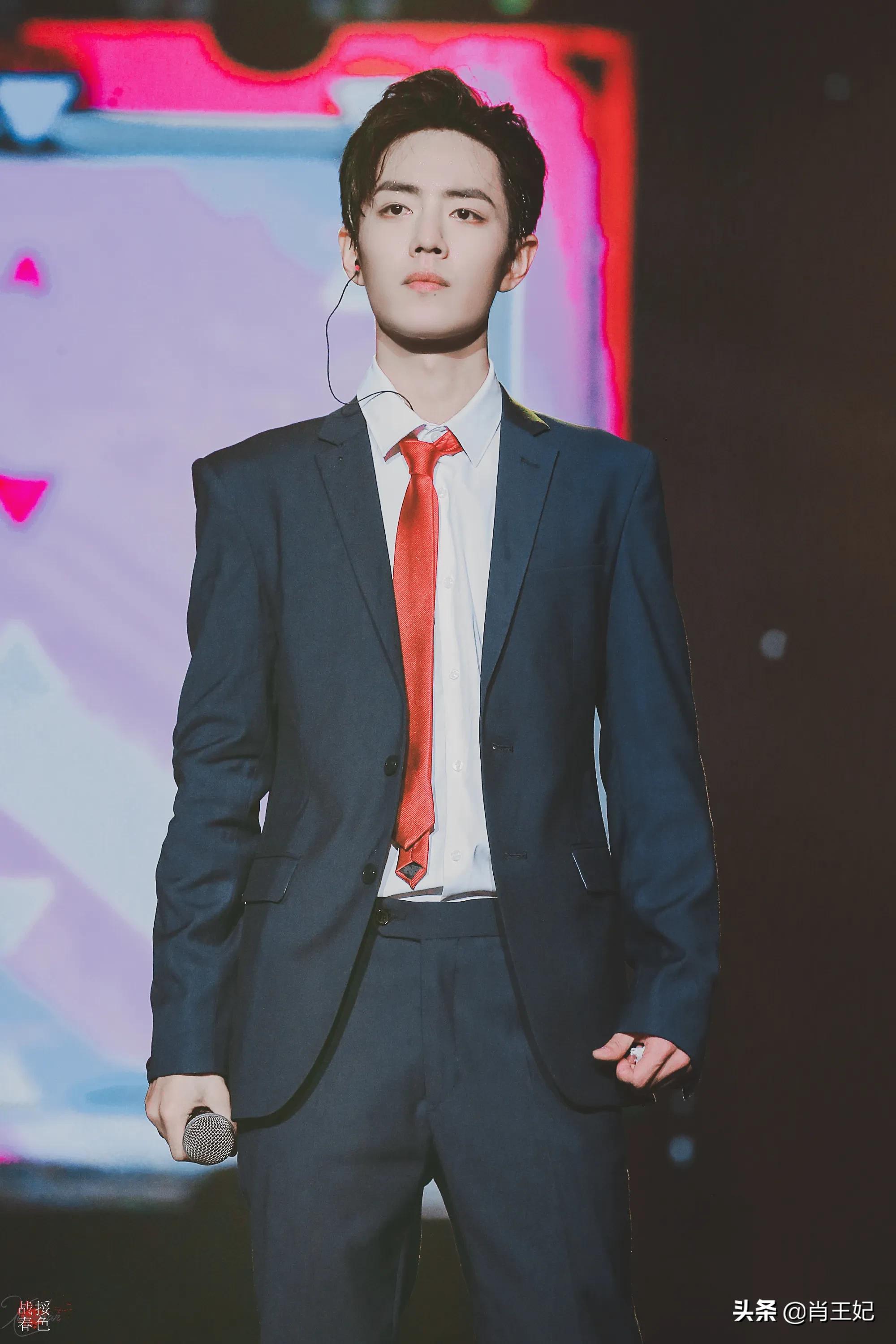 桃桃的一组生图,肖战的眼睛真好看,灵气逼人鲜花与少年绝配