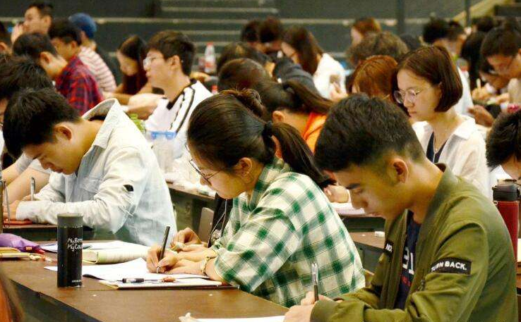 都是“挂科”，大一挂和大三挂有什么不同？两者区别不是一星半点