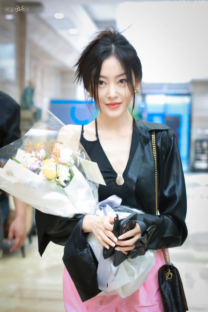 张天爱综艺上班路透曝光 穿皮衣配粉裤性感优雅