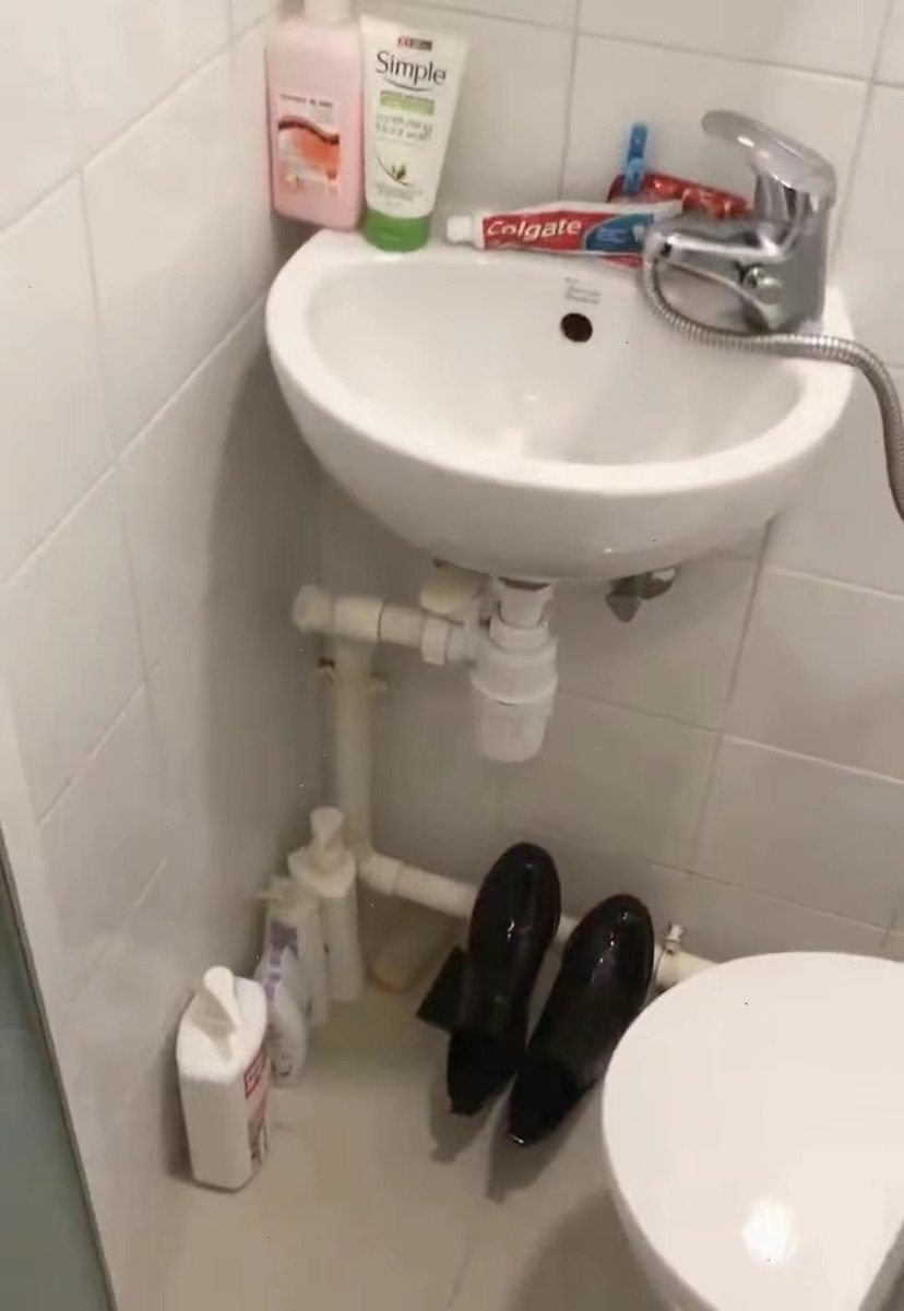 不足3㎡，香港菲佣睡在柜子上，却拥有独立的卫生间和空调