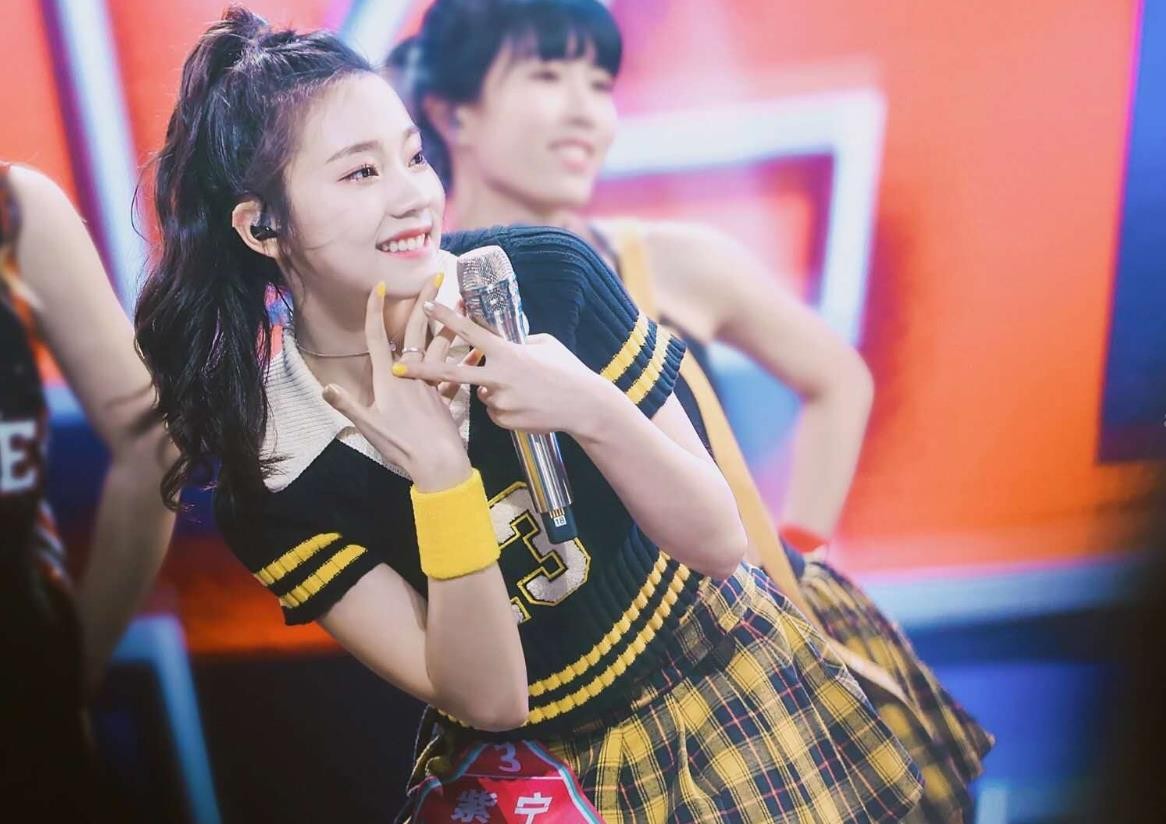 中传毕业科班出身，靠选秀搭档杨超越出道，后转行演戏屡遭吐槽