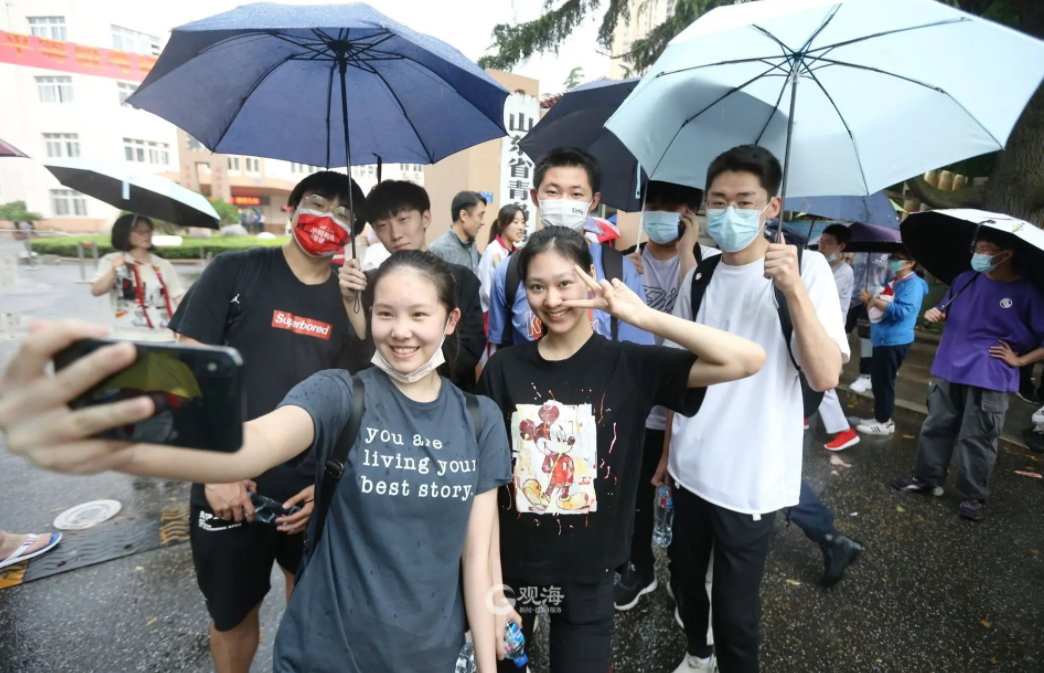 语言类满分作文《梨花语》，我豆蔻，你耄耋，让人禁不住潸然泪下