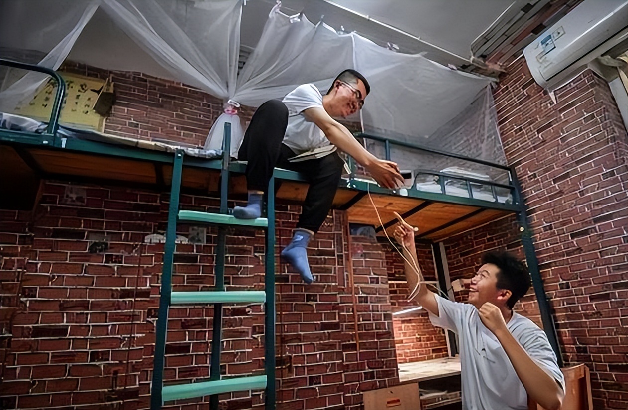 大学生宿舍装修风格走红，不接地气接“地府”，老师看后一身冷汗