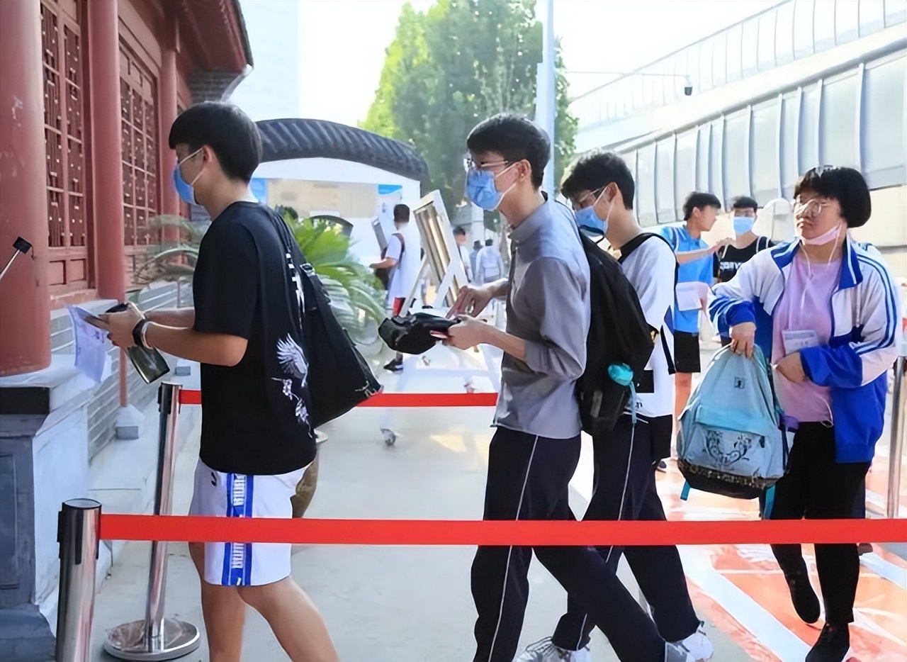 高考生迎来“好消息”，2022录取分数线或将下降，中等生最受益