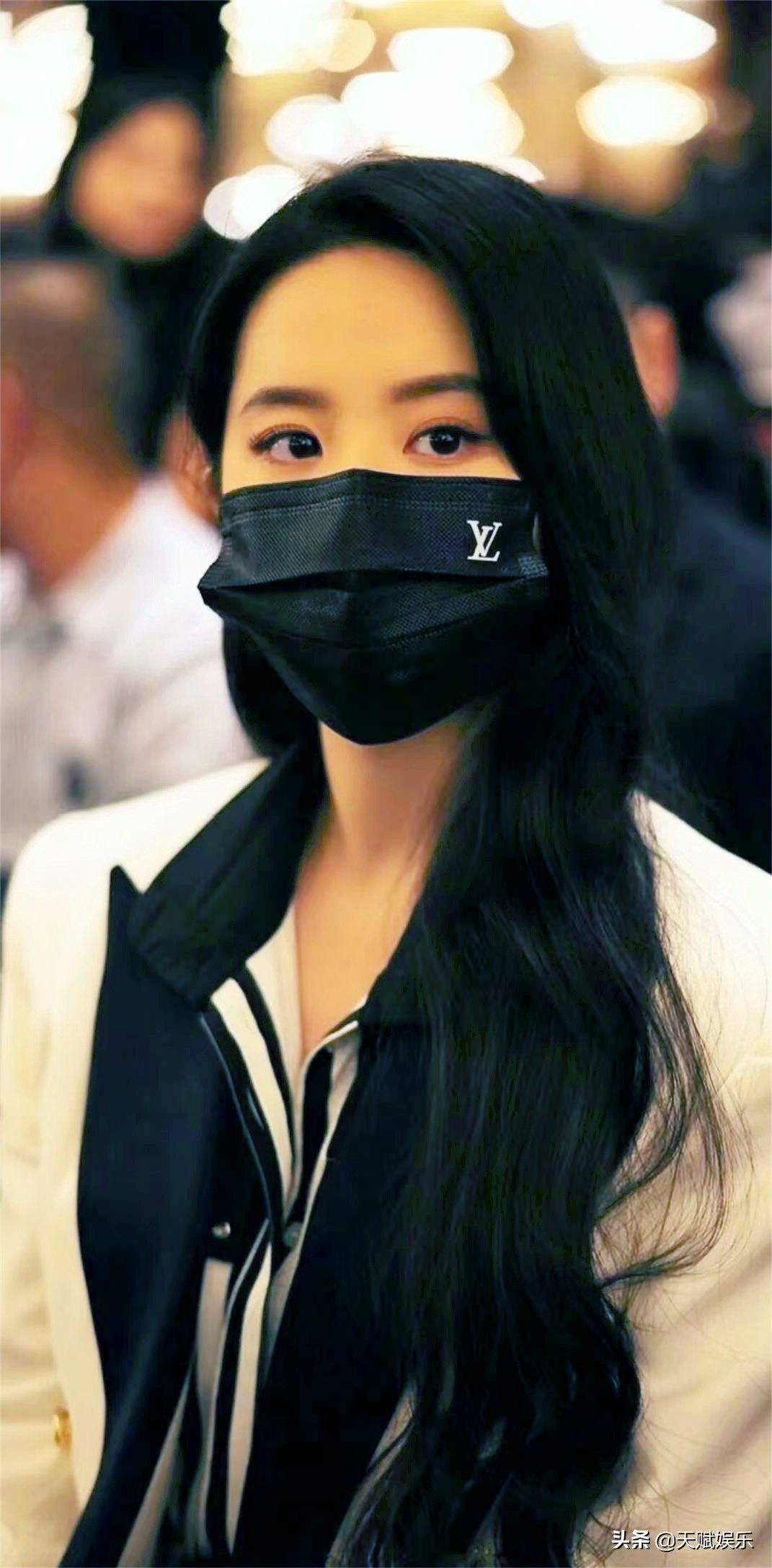 影视女演员、歌手刘亦菲夏季穿搭相片11-20