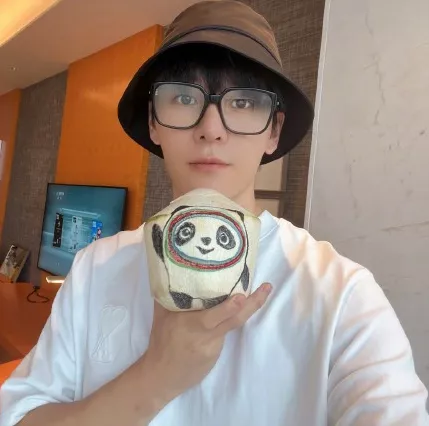 济南一村口惊现巨型冰墩墩！爆火后被村长连夜&ldquo;解救&rdquo;，网友：现在的我你高攀不起