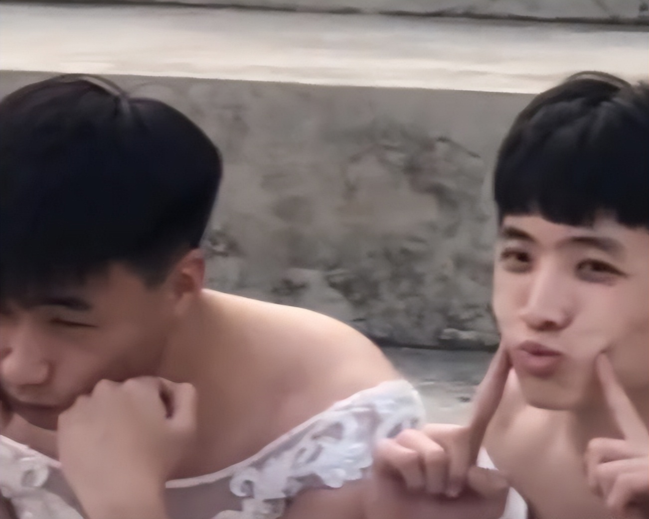 大学生毕业照走红，男生比女生看上去更妖娆，大长腿意外成亮点