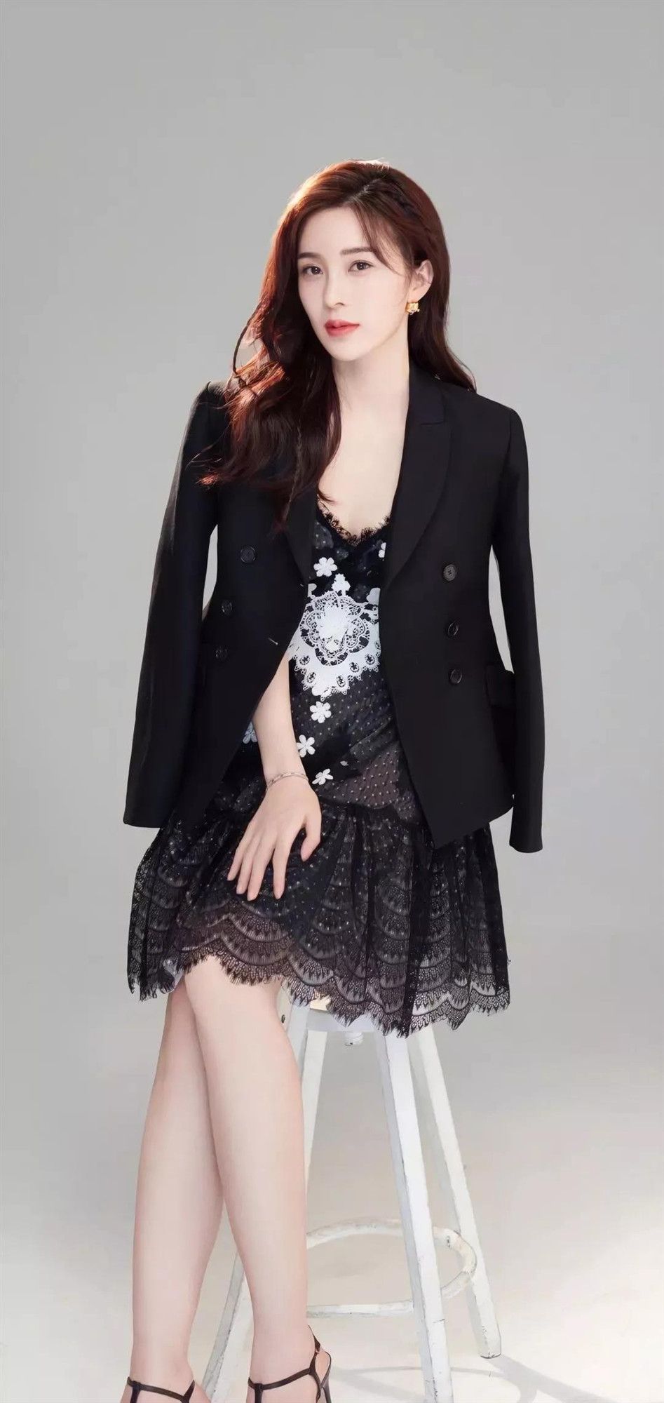 姓赵的女明星(31岁至今单身的女神美出新高度)