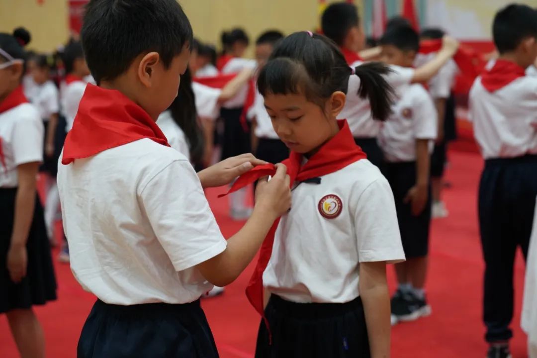 成都高新区朝阳小学举行2021级第一批新队员入队仪式
