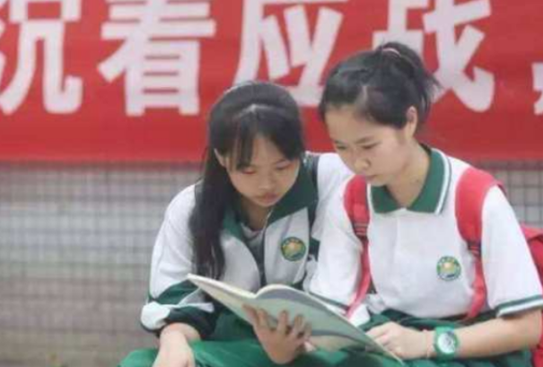 烈士子女高考享特权？可以加20分引网友不满，女孩的话霸气回击