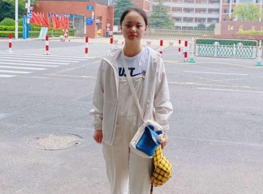 被清北拒绝的“状元”白湘菱，港大捡漏录取，自称以后想赴美读研