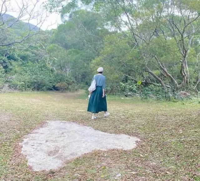 46岁梁咏琪全家出游！素颜模样憔悴老气，混血女儿颜值高却不随妈