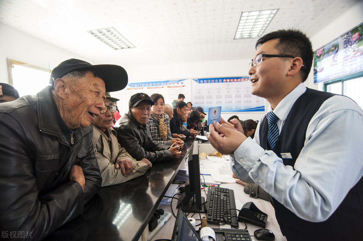 在职和退休人员，每月医保账户进多少钱？为什么有人交了却没钱？