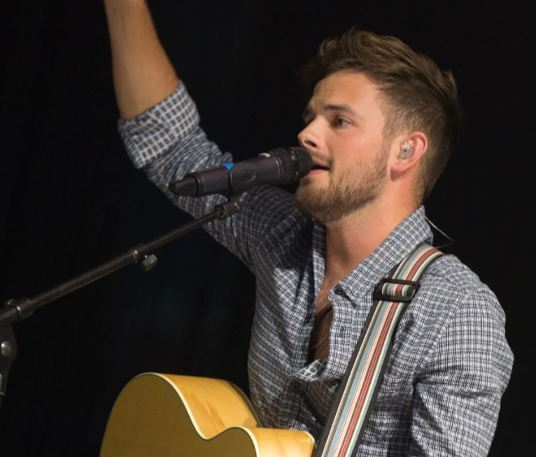 婚礼当天新娘去世！28岁男星曼恩悲痛不已，两人育有8个月大儿子