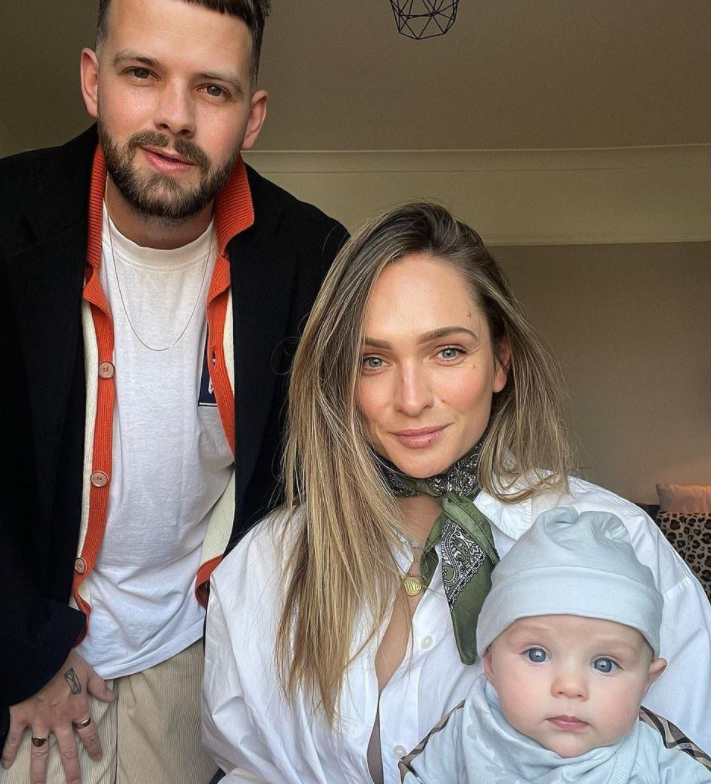 婚礼当天新娘去世！28岁男星曼恩悲痛不已，两人育有8个月大儿子