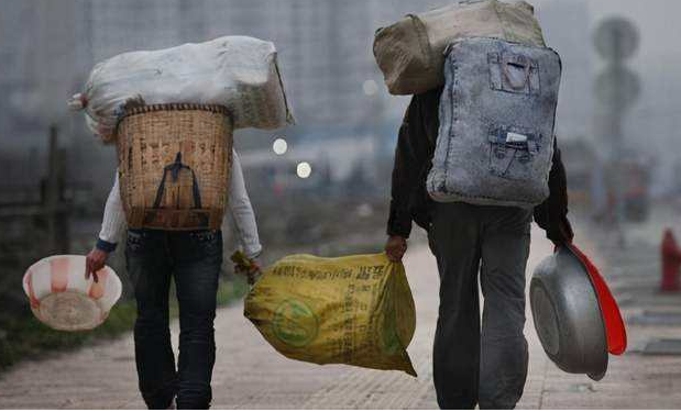 08年地震，吴家芳背亡妻回家感动无数国人，为何半年后却遭人辱骂