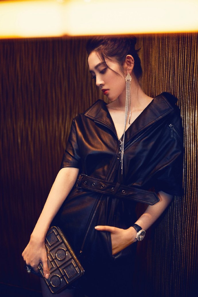 唐艺昕黑色皮质连衣裙配超长流苏耳环时尚写真