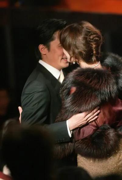 “性感女人”林志玲：“一脱成名”惹争议，马踏胸部吓死人，揪心