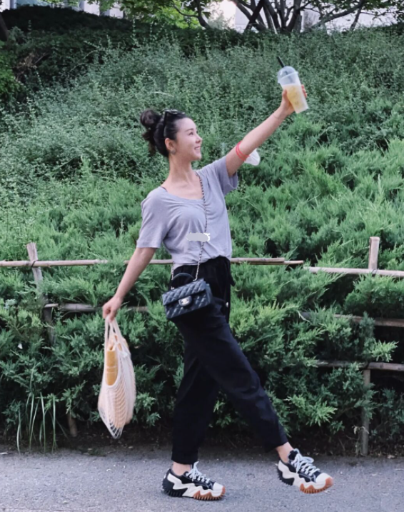 李小萌产后半年瘦一圈！拎6万元包凹造型，领口大敞秀出精致锁骨