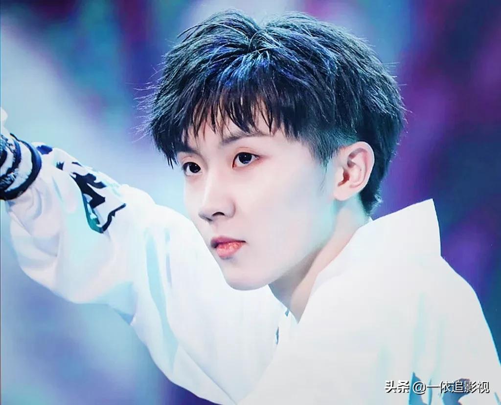 马嘉祺：侧颜白衬衫领带，审美在线，谁看了不说一句有点东西呢？