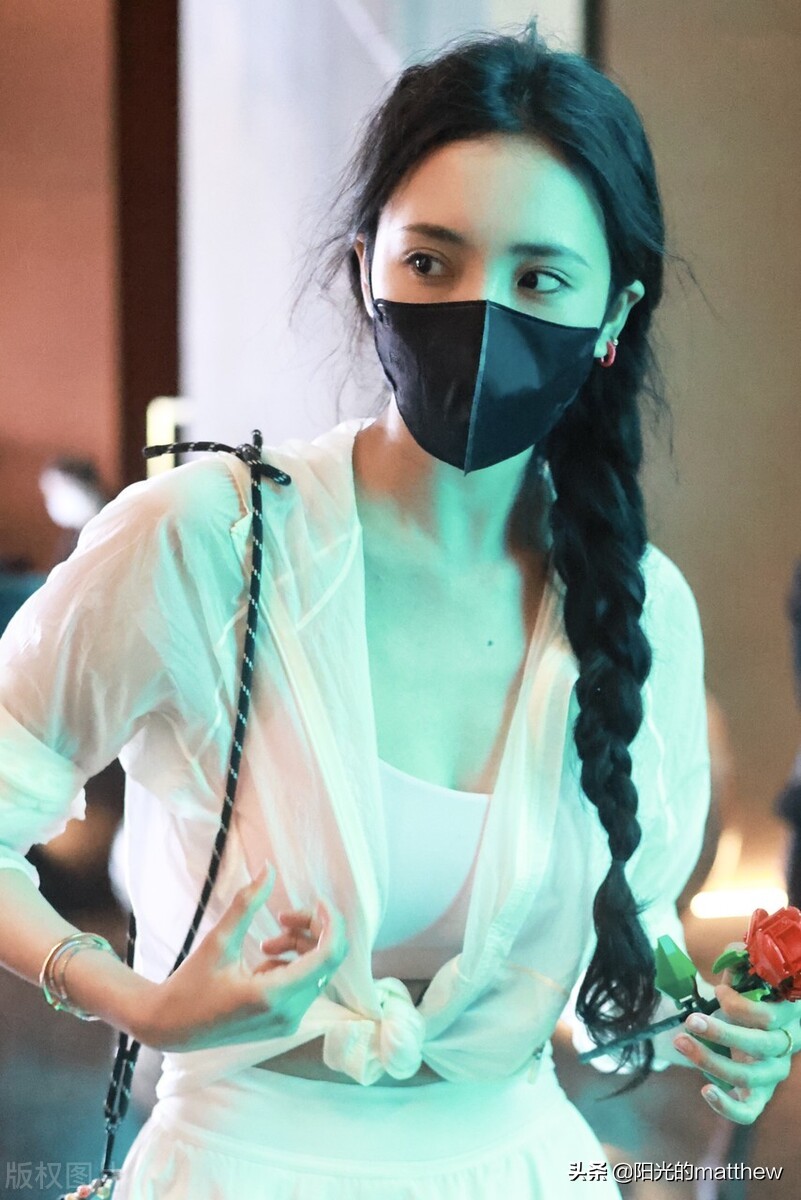 街拍：王紫璇肩挎手机斜扎麻花辫如邻家小妹