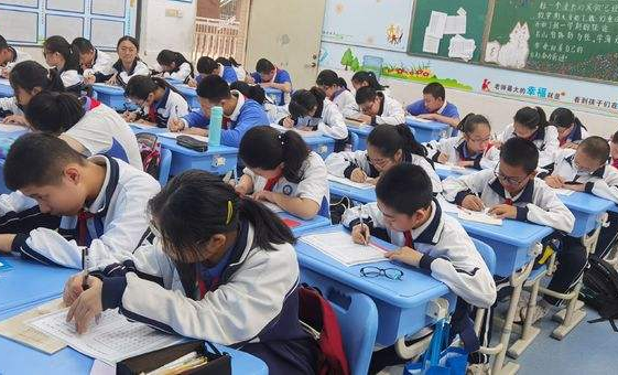 我国百强高中重新排名，衡水中学被超越，人大附中稳居前三