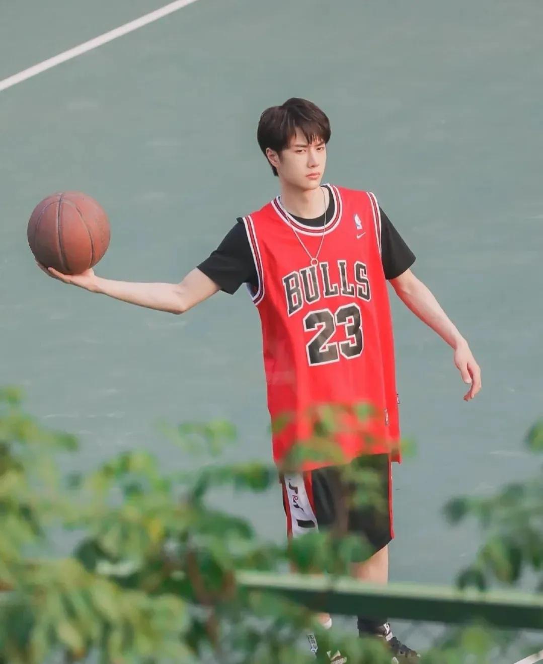 打篮球的男生真的很有魅力！8位男星，谁是你心中的“流川枫”?