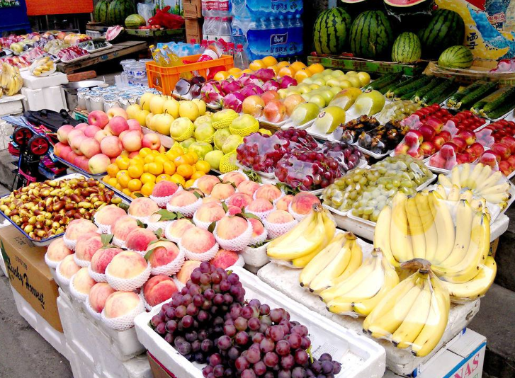 湖南小伙大二退学创业，22岁成千万富翁，23岁为她在海南卖水果