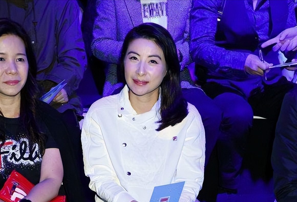 霍启刚未来的弟妹出现，外表看上去很养眼，但是郭晶晶却更有气质