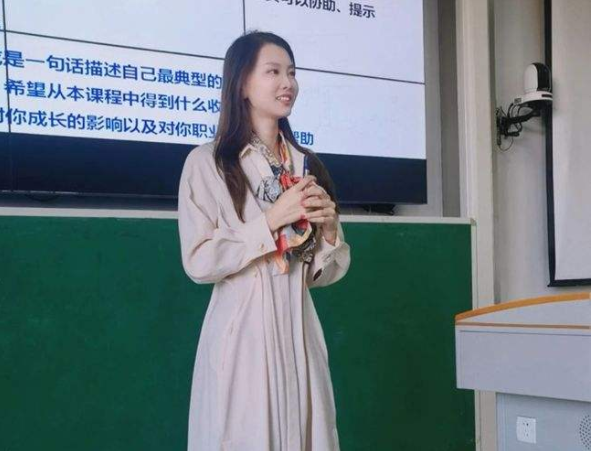 大学老师搞笑讲课网红（安徽某大学女教师走红）
