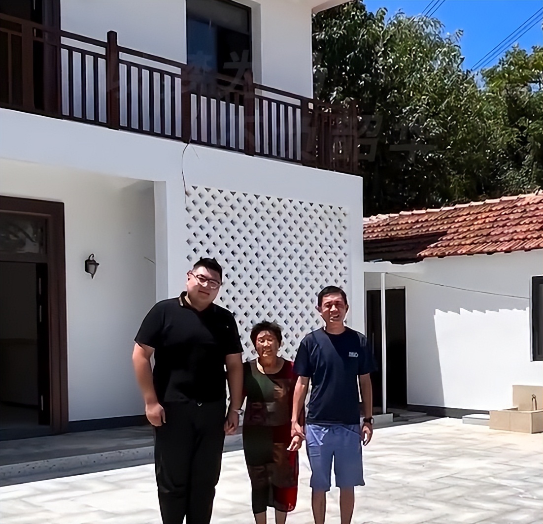 阿张老宅改建完工，自称是村里最靓的仔，猴哥送全套家具家电