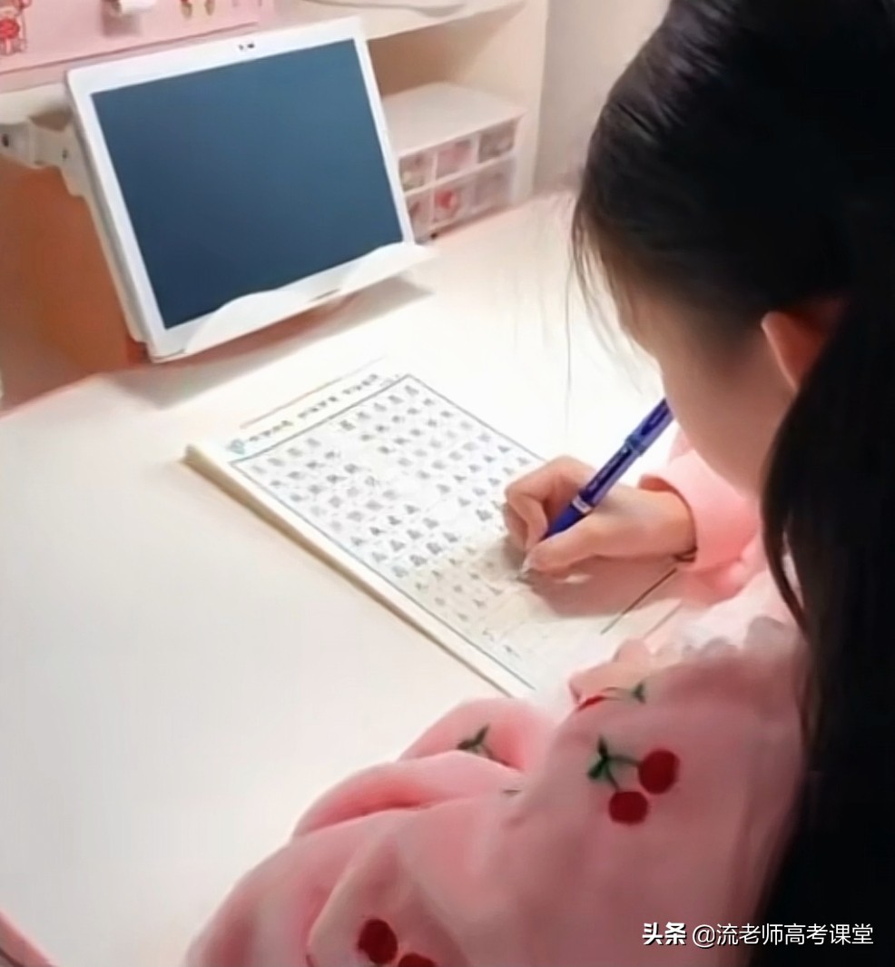 9岁女孩练字400天，字迹工整如印刷体爆红网络，人民日报发文表扬