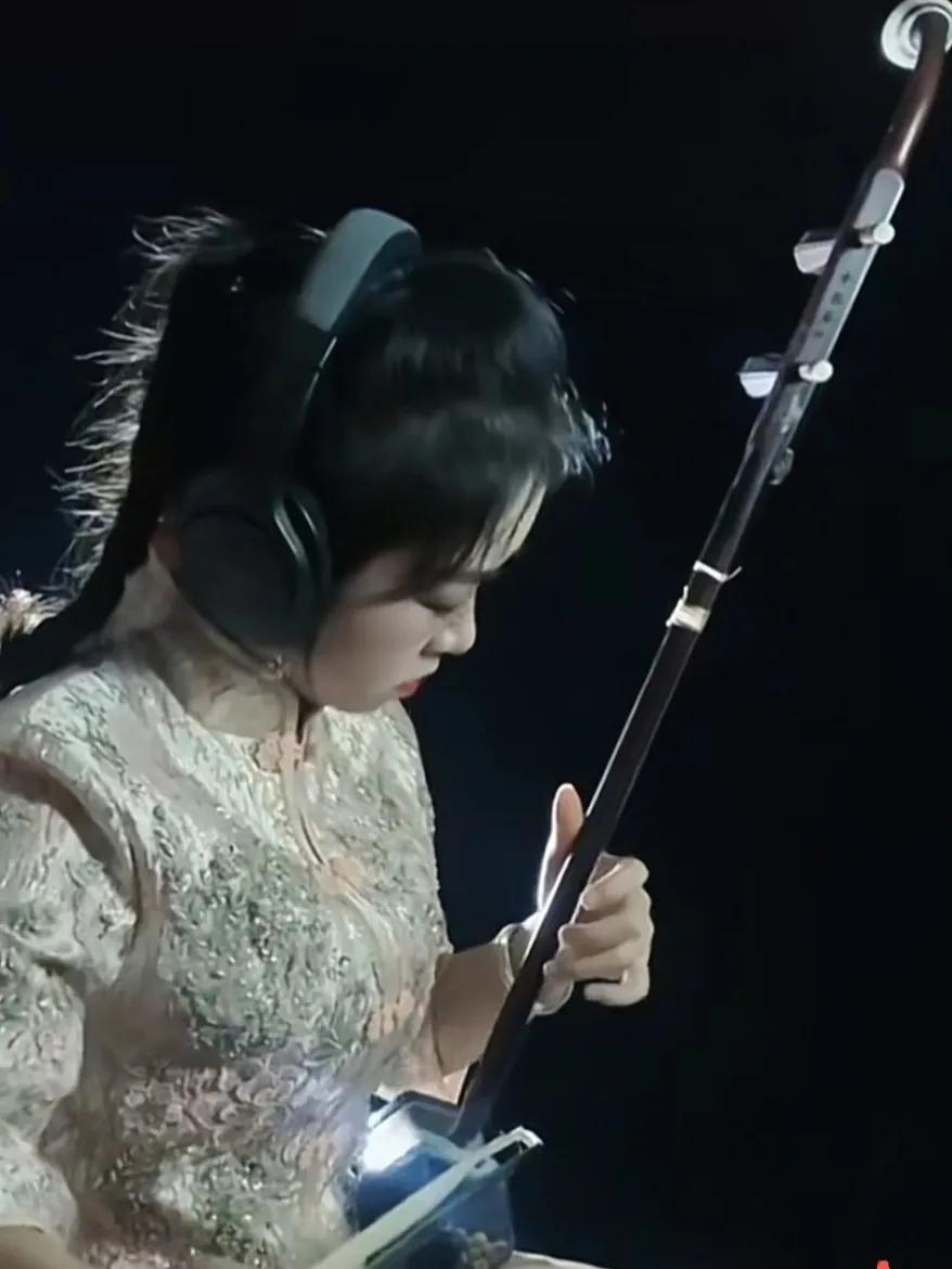 中老年人自学二胡常见的半途而废和进步缓慢这两个问题该怎样解决