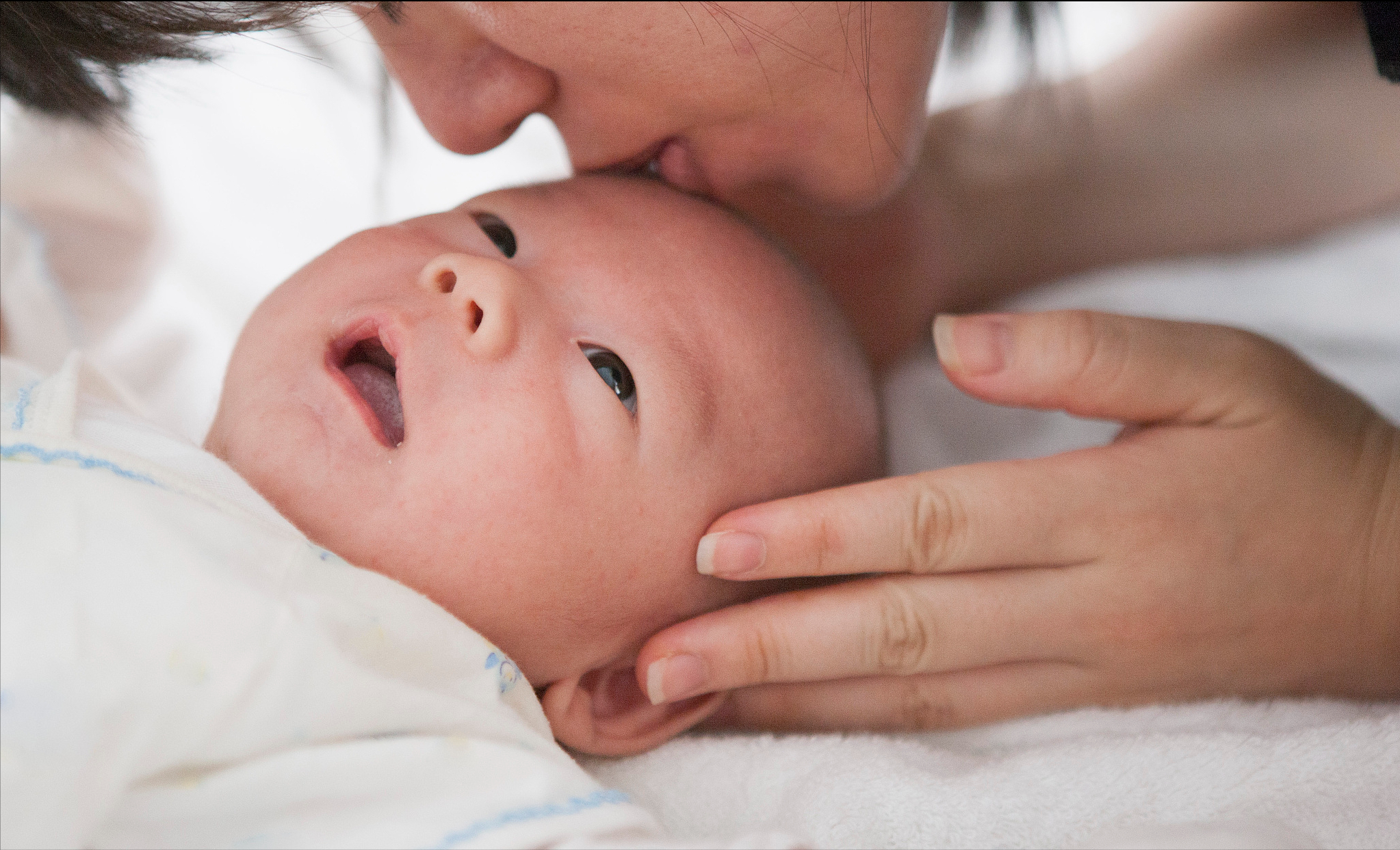 婴儿喝母乳视频（新生儿如何喂养）