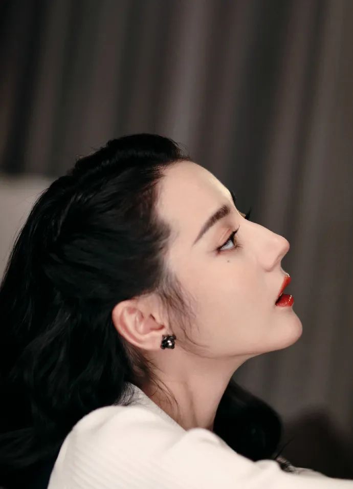 迪丽热巴身穿黑白套装美若天仙!雪肤玉貌魅力不可小觑