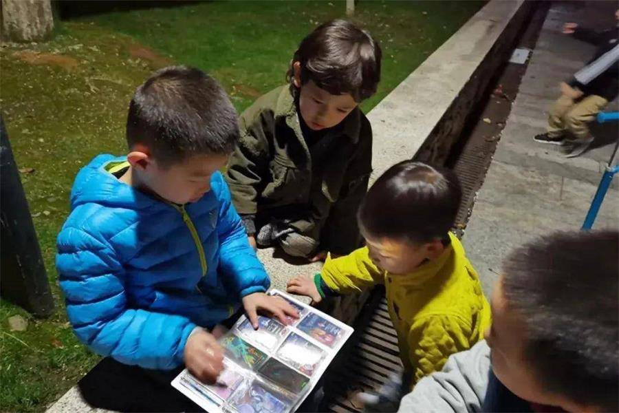 奥特曼卡片最强卡(“征服”小学生的不止有孤勇者，还有奥特曼卡片)