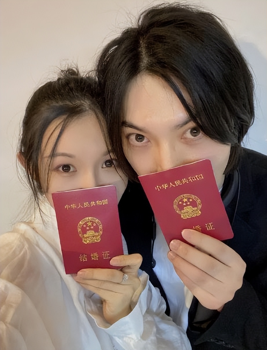 简弘亦官宣老婆怀二胎，大方公布预产期，一家“四”口同框好幸福