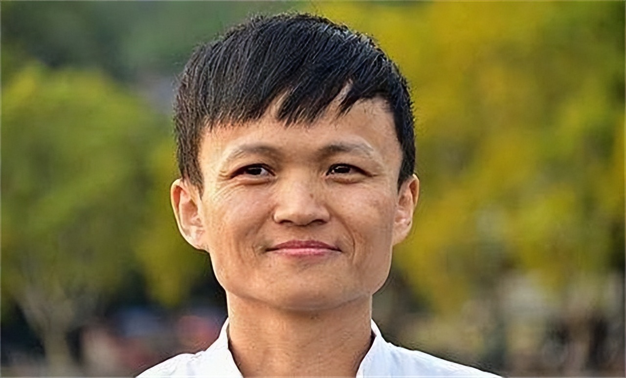 4年前，重庆小伙撞脸马云，为了见马云，在杭州边打工边包装自己