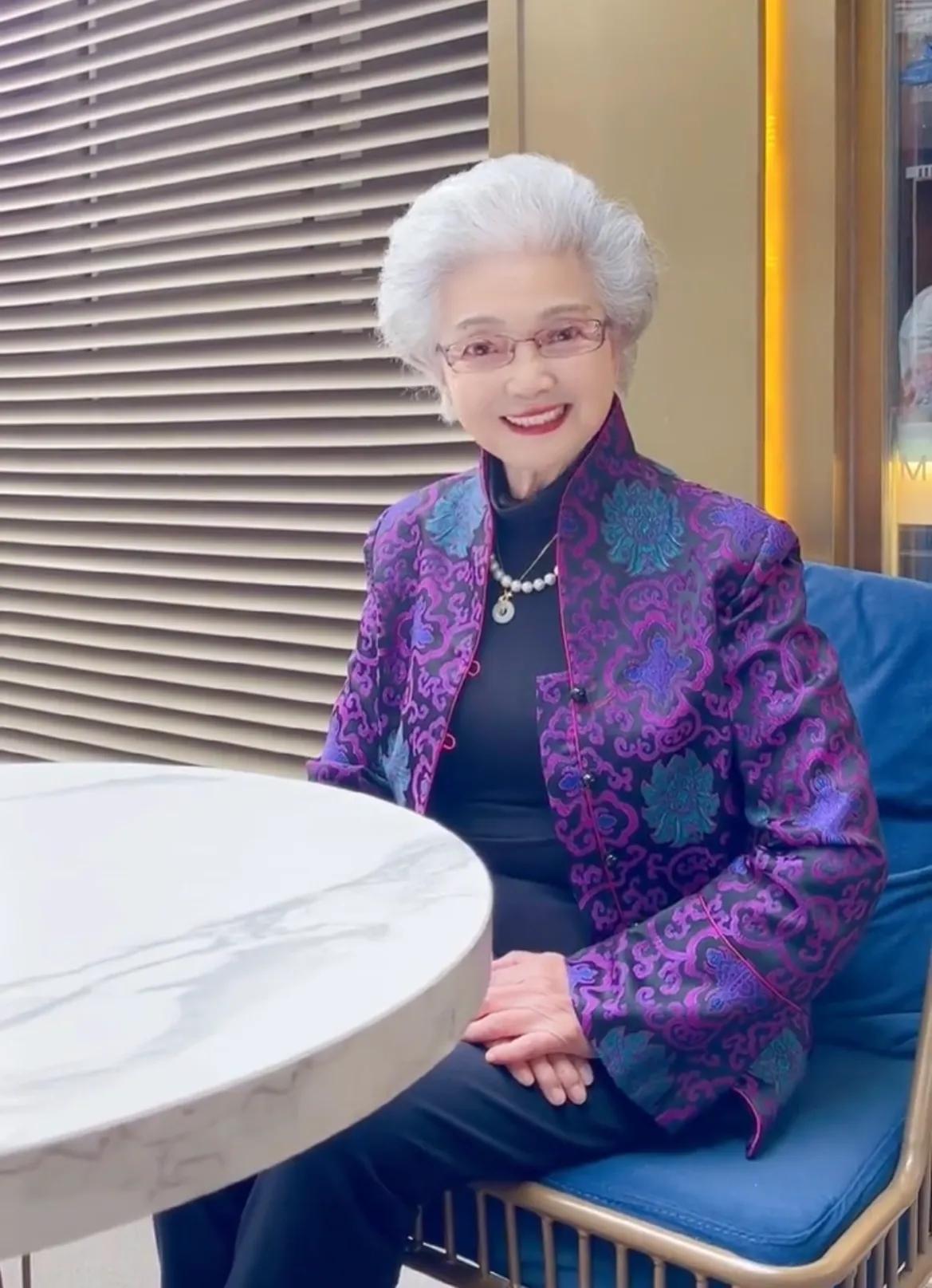 “神仙奶奶”盛瑞玲：70岁当模特，80岁登人生巅峰，92岁活成18岁