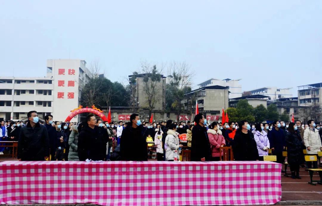 閬中中學(xué)舉行高三學(xué)生成人宣誓儀式(圖7) 閬中中學(xué)舉行高三學(xué)生成人宣誓儀式(圖7)