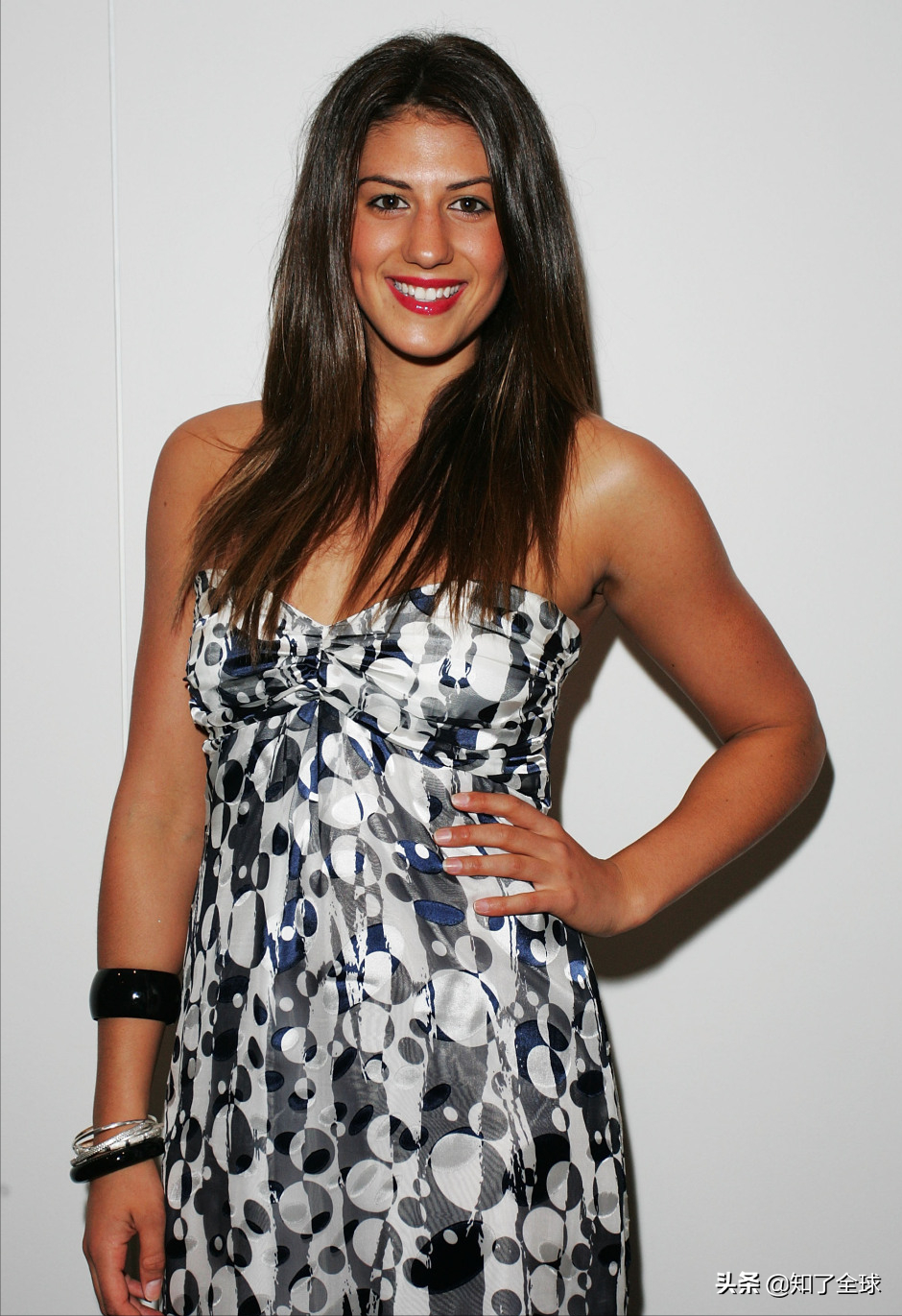 菲律宾美女精致的面容,凹凸的身材,还有一个人们都喜欢的优点