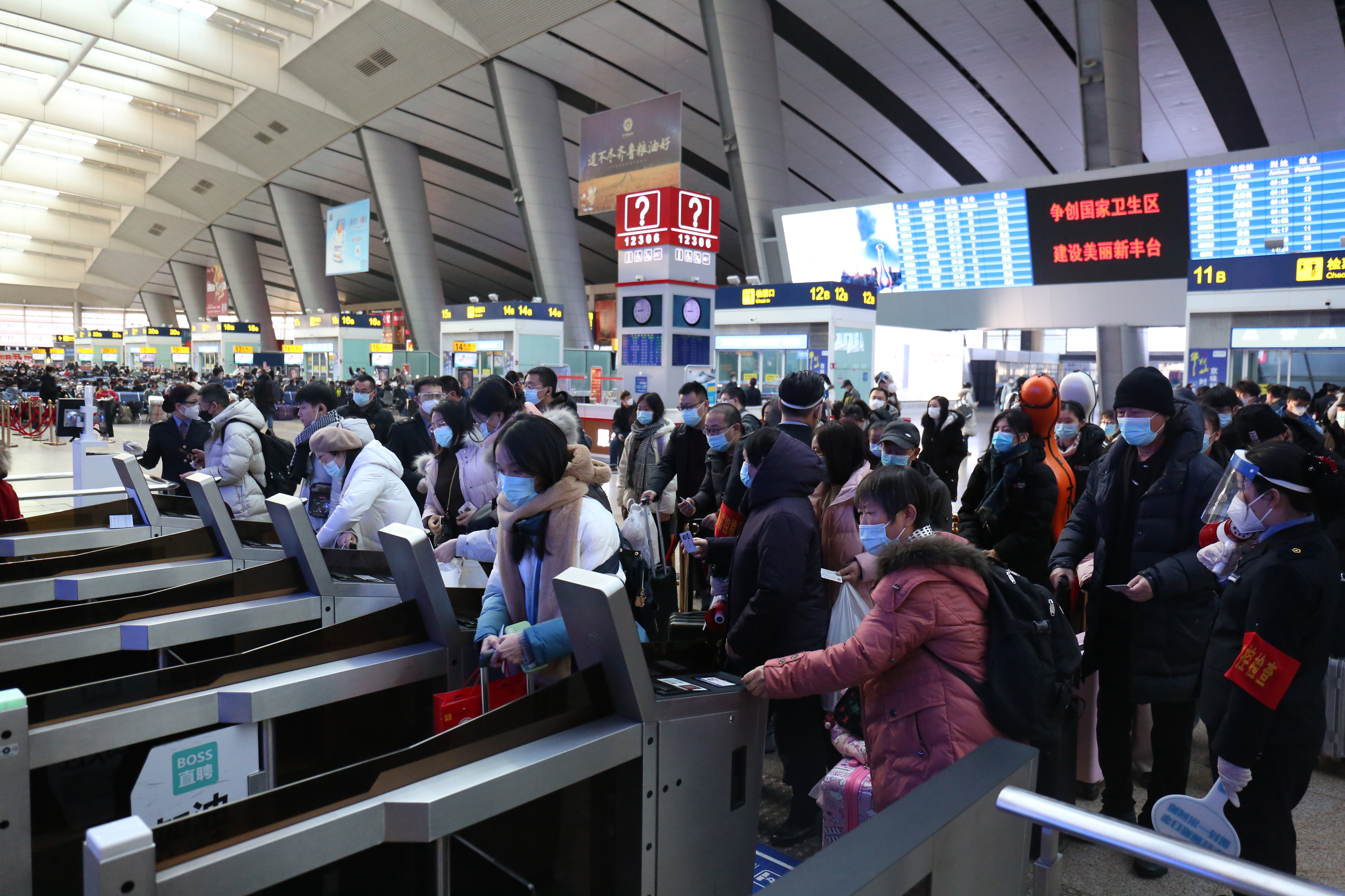 全国铁路今日开始实行新的列车运行图