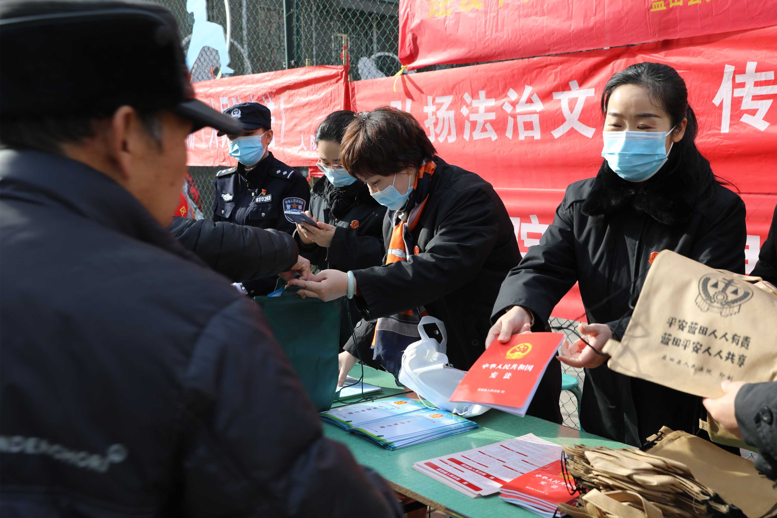 蓝田法院党总支与社区结对共建开展主题党日活动