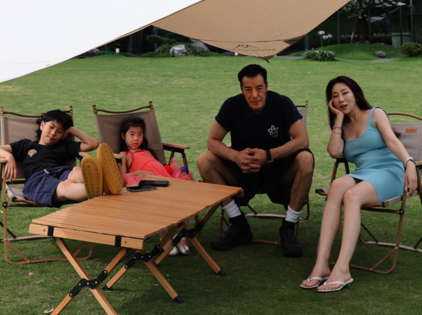 “许大茂”海一天晒全家福，手臂壮实太抢镜，娇妻穿吊带裙炫细腿