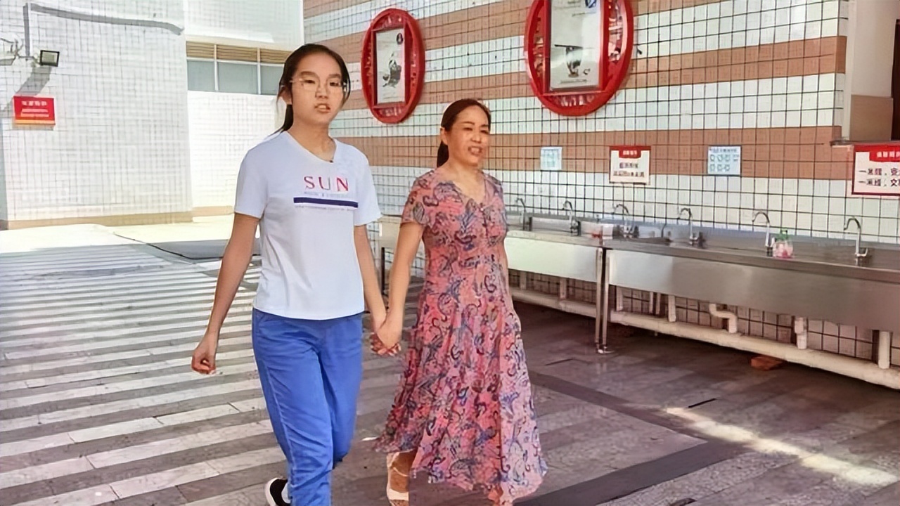 四川“寒门女孩”张心语，高考693分上清华：母亲蹬三轮供她上学