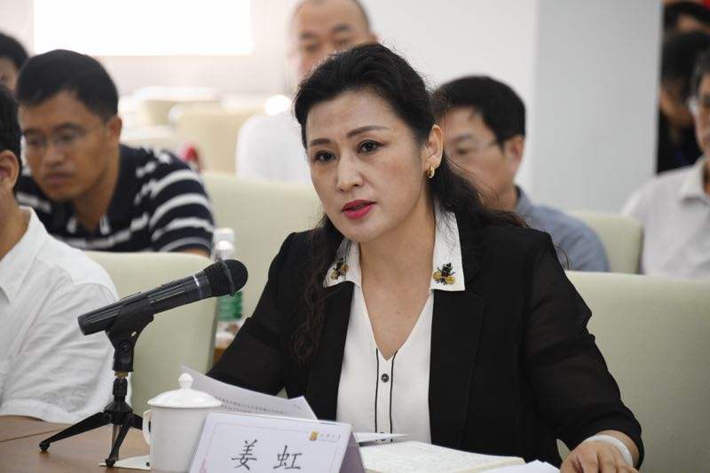 这位女校长因为出众的长相爆红，49岁担任校长，今年54岁气质奇佳