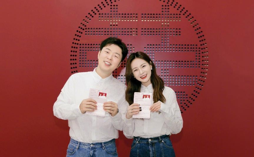 沈梦辰和杜海涛晒情侣装，清纯简单的搭配，体现气质还显清纯