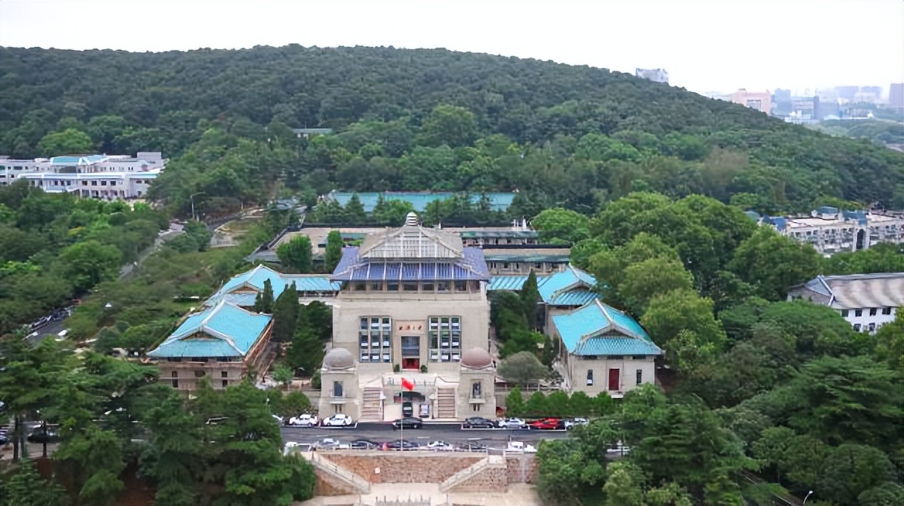 毛主席亲临视察！湖北这所高校：从“中国最美”走向“世界第一”，霸气十足！