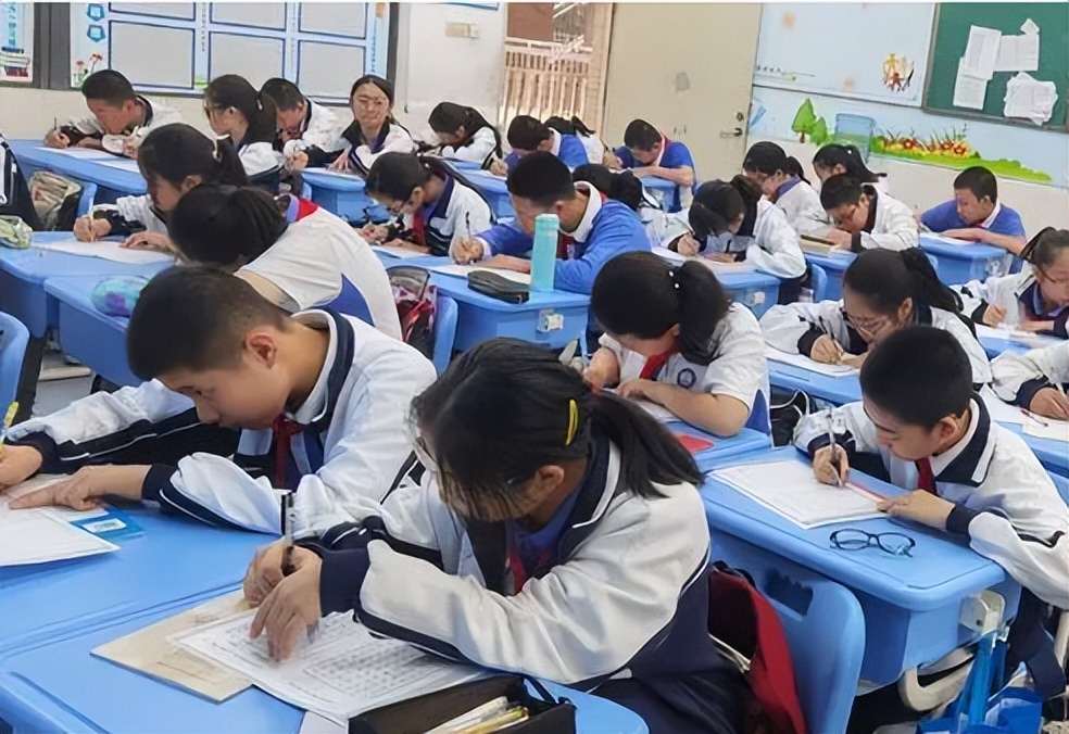 成都一中学男老师走红，长相极具“少年感”，网友：现实版余淮